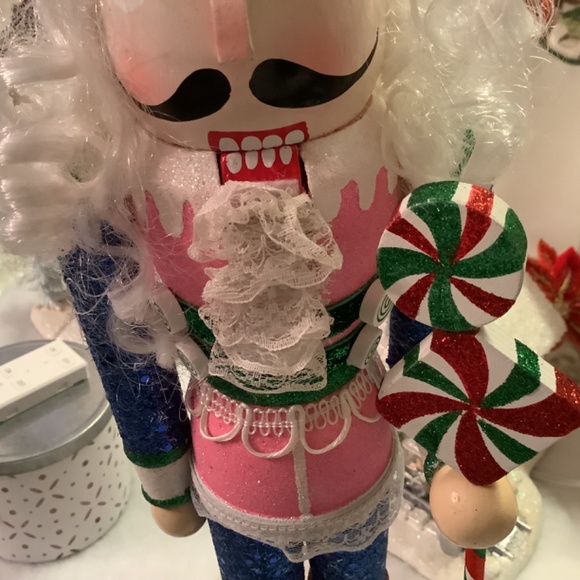 Candy cane nutcracker - Picture 2 of 7